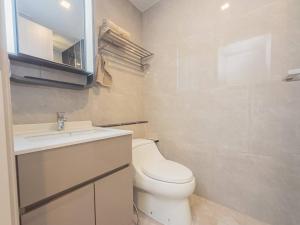 52nd Fl Apt with Desk Pool and Gym MRT 200m Away