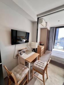 In Unit Workspace Gym and Infinity Pool MRT 200m