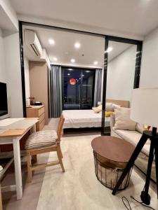 In Unit Workspace Gym and Infinity Pool MRT 200m