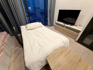 Peak Luxury Living with King Bed Golf Pool and Gym