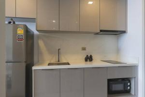 47fl Skyview with Balcony Pool Gym 200m from MRT