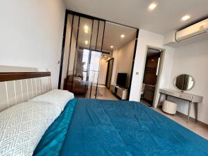 High Floor Apt with Large Living Room Pool and Gym