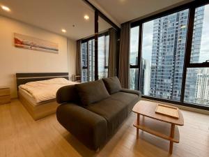 Spacious Apt with King Bed Pool and Gym MRT200m