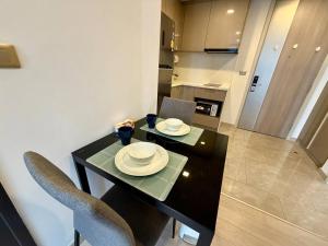 Spacious Apt with King Bed Pool and Gym MRT200m