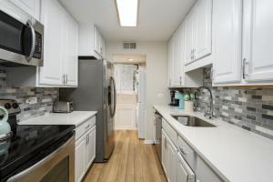 3BR Sleeps 8 Walk to Beach Pool Access