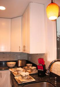 Bright 3 bedroom home with full kitchen, fenced backyard, sports court and free parking