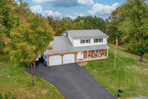 Family Escape with Yard, Fire Pit and EV Charger