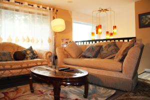 Bright 3 bedroom home with full kitchen, fenced backyard, sports court and free parking