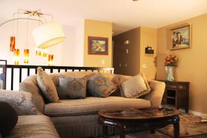 Bright 3 bedroom home with full kitchen, fenced backyard, sports court and free parking