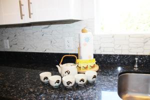 Bright 3 bedroom home with full kitchen, fenced backyard, sports court and free parking