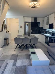 LAdresse Signature, Duplex dException à Saumur