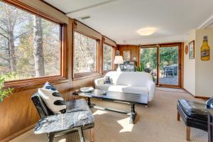 Casa Alcoa Mtn-View Apt Over Santeetlah Lake!