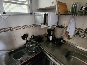 Sala e quarto a 1 quadra da praia de Copacabana