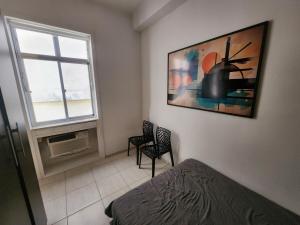 Sala e quarto a 1 quadra da praia de Copacabana