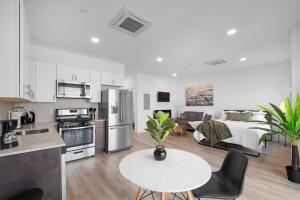 Bright Studio Haven - Pool, Gym & Balcony Views