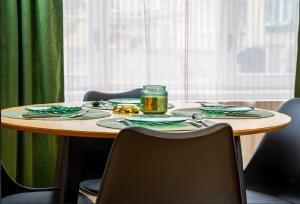 The Cozy Green Studio - 10 min from the City Center