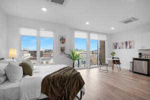 Bright Studio Haven - Pool, Gym & Balcony Views