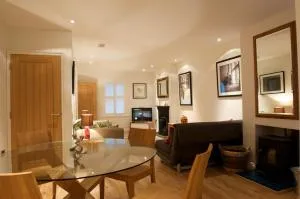 Luxury Victorian Cottage in quiet location by town centre and quay - log fires - full Virgin TV including sport and movies - fibre broadband - dog friendly - Corfe Mullen