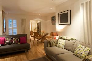 Luxury Victorian Cottage in quiet location by town centre and quay - log fires - full Virgin TV including sport and movies - fibre broadband - dog friendly