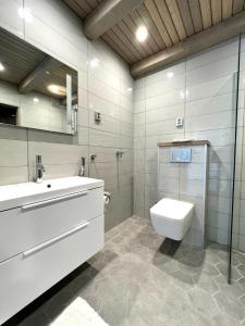 Naava Chalet 303 Loft - Kaksikerroksinen lasiseinähuoneisto järvinäköalalla