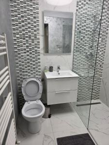 Medical District Urban Apartment with Undergroud Parking