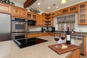 Snowcreek-Townhouse-DownTown-HotTub-8 People