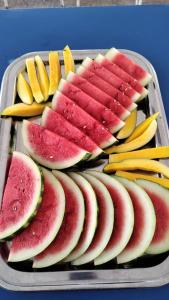 Garagem para 3 carros Morada Valentim é uma Casa três quartos climatizada em Paracuru, 2 decks, piscina, portão automático, cerca elétrica com conforto e qualidade para você!