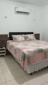 Garagem para 3 carros Morada Valentim é uma Casa três quartos climatizada em Paracuru, 2 decks, piscina, portão automático, cerca elétrica com conforto e qualidade para você!