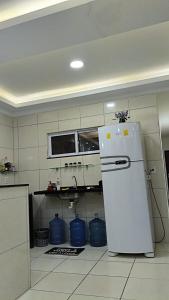 Garagem para 3 carros Morada Valentim é uma Casa três quartos climatizada em Paracuru, 2 decks, piscina, portão automático, cerca elétrica com conforto e qualidade para você!