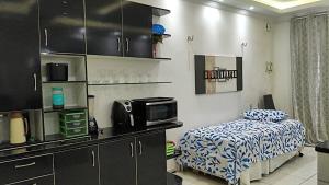 Garagem para 3 carros Morada Valentim é uma Casa três quartos climatizada em Paracuru, 2 decks, piscina, portão automático, cerca elétrica com conforto e qualidade para você!