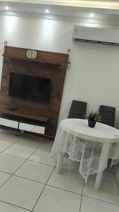 Garagem para 3 carros Morada Valentim é uma Casa três quartos climatizada em Paracuru, 2 decks, piscina, portão automático, cerca elétrica com conforto e qualidade para você!