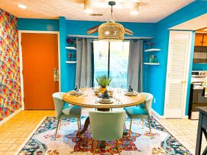 Tiki Time-2BD2BAPoolsGrillPatio-Four Seasons