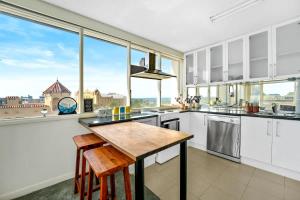 Brightly Renovated St Kilda Apt with Sea Views