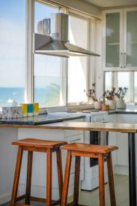 Brightly Renovated St Kilda Apt with Sea Views