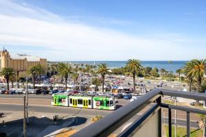 Brightly Renovated St Kilda Apt with Sea Views