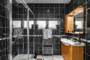 Designer 2BDR with Garden Pergola and Park Views