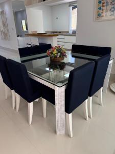 Casa Riviera de São Lourenço piscina climatizada, cascata, sauna, 4 suítes ar cond, área gourmet churrasqueira, 6 vagas de garagem, enxoval não fornecido, a casa conta com dependência de serviço com banheiro, Tv 75 e Tv 55 e Wi Fi