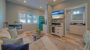 2 Pools Beach Boardwalk Access Studio Sleeps 5 Beach Bungalow by AvantStay