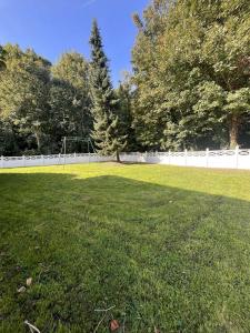 Pavillon paisible avec grand jardin près des bois