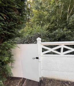 Pavillon paisible avec grand jardin près des bois