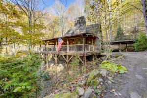 Creekside Cabin in the Heart of Maggie Valley