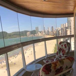 Apartamento frente mar com churrasqueira