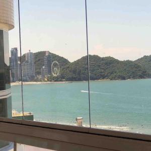 Apartamento frente mar com churrasqueira