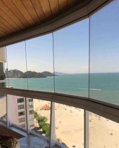 Apartamento frente mar com churrasqueira