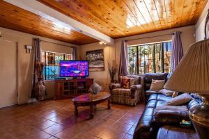 Huge Family 5 bedroom sleeps 16 with private pool home