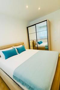 Roots One - Lakeview Escape with Balcony & Parking