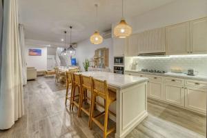 Colonial Style 3BR Walking Distance to the Beach