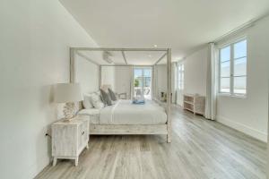 Colonial Style 3BR Walking Distance to the Beach