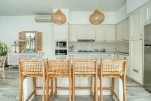 Colonial Style 3BR Walking Distance to the Beach