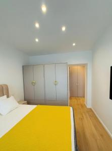 Roots One - Lakeview Escape with Balcony & Parking